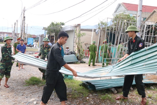 Hà Tĩnh hối hả khắc phục hậu quả siêu bão số 10 - ảnh 1