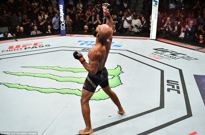 'Chiến binh hoàn hảo' MMA phá kỷ lục bảo vệ đai vô địch - ảnh 2
