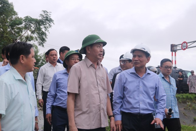 Chủ tịch nước Trần Đại Quang thị sát vùng lũ Đà Nẵng - ảnh 1