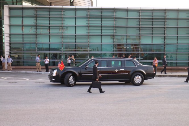 Cận cảnh đoàn xe đón Tổng thống Donald Trump tại sân bay Nội Bài - ảnh 2