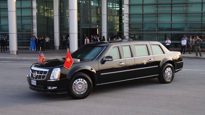 Cận cảnh đoàn xe đón Tổng thống Donald Trump tại sân bay Nội Bài - ảnh 1