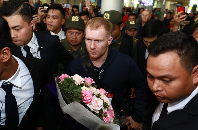 Danh thủ Giggs và Scholes bị bủa vây khi đến Hà Nội - ảnh 2