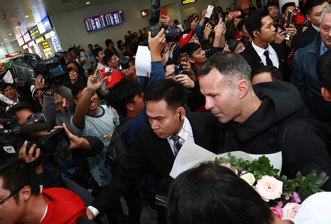 Danh thủ Giggs và Scholes bị bủa vây khi đến Hà Nội - ảnh 1