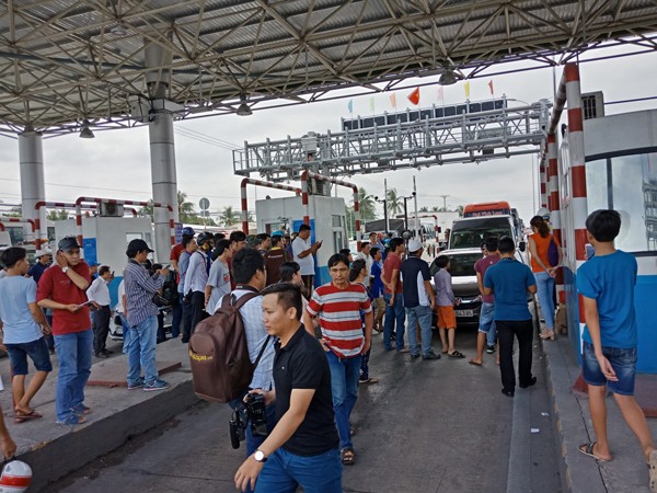 Xước kính ô tô, tài xế 'bắt đền' trạm BOT Cai Lậy - ảnh 2