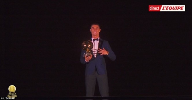 Ronaldo lần thứ năm đoạt Quả bóng Vàng - ảnh 1