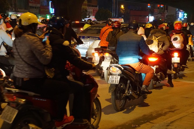 Hà Nội lại nườm nượp người xe sau kỳ nghỉ Tết - ảnh 4