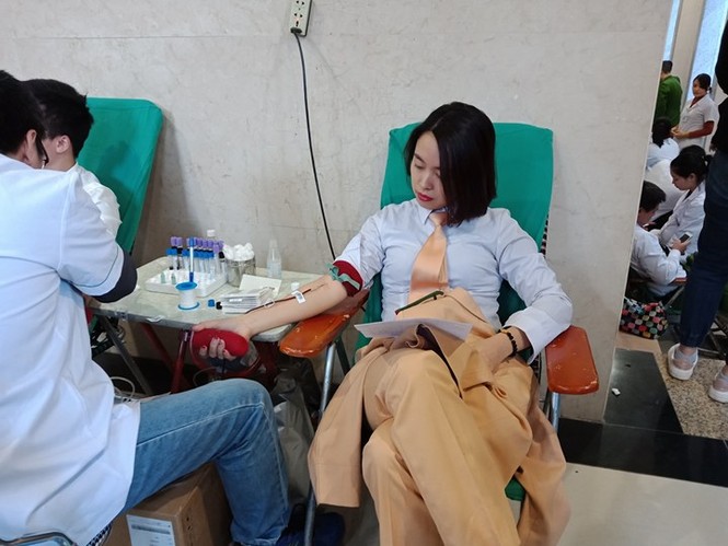 Hơn 1.000 chiến sĩ công an hiến máu trong ngày hội Chủ nhật Đỏ - ảnh 5