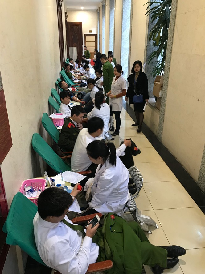 Hơn 1.000 chiến sĩ công an hiến máu trong ngày hội Chủ nhật Đỏ - ảnh 3