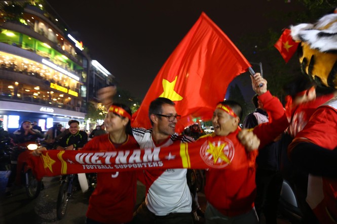 CĐV xuống đường ăn mừng chiến tích kỳ diệu của U23 Việt Nam - ảnh 1