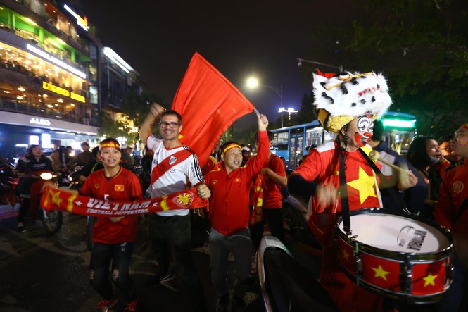 CĐV xuống đường ăn mừng chiến tích kỳ diệu của U23 Việt Nam - ảnh 3