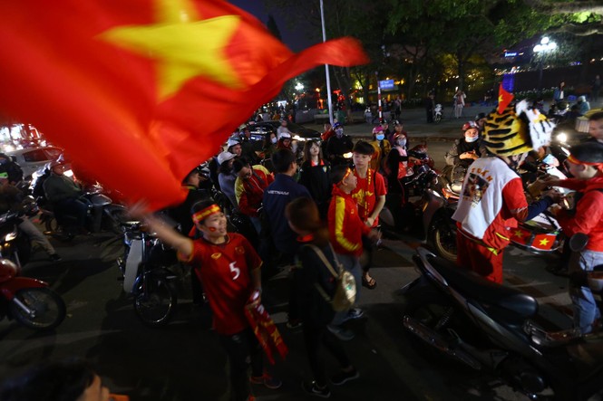 CĐV xuống đường ăn mừng chiến tích kỳ diệu của U23 Việt Nam - ảnh 4
