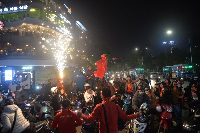 CĐV xuống đường ăn mừng chiến tích kỳ diệu của U23 Việt Nam - ảnh 7