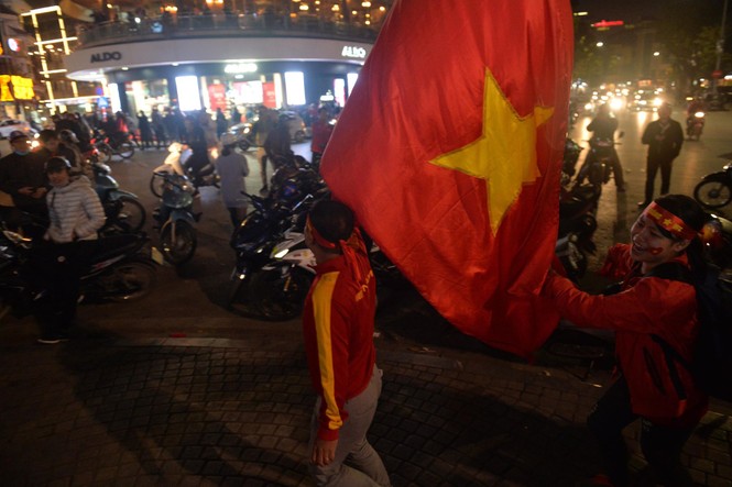 CĐV xuống đường ăn mừng chiến tích kỳ diệu của U23 Việt Nam - ảnh 5