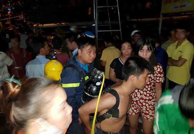 Sập cầu ở Sài Gòn, xe ô tô và xe máy rơi xuống sông - ảnh 1