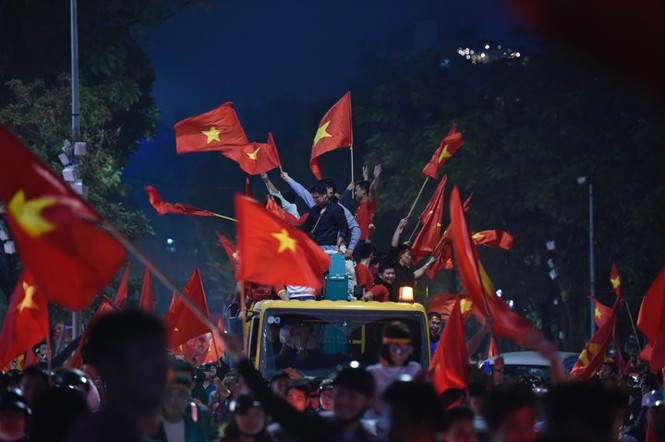 Hồ Gươm rợp bóng cờ trong đêm huyền diệu của bóng đá Việt - ảnh 3