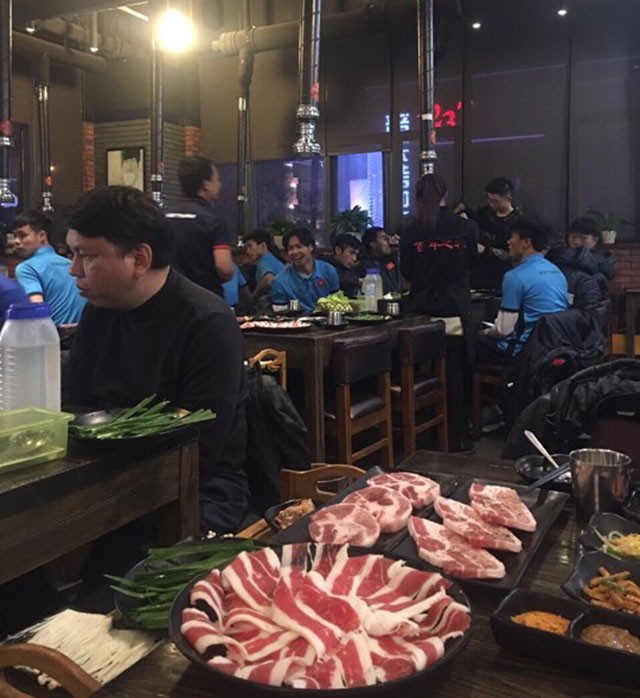 Thầy Park bá vai Quang Hải, xem Công Phượng khoe chân - ảnh 1