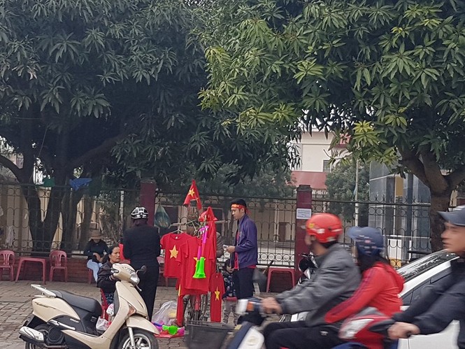 Cổ động viên ngồi xe lăn, truyền máu vẫn cuồng nhiệt cổ vũ U23 Việt Nam - ảnh 82