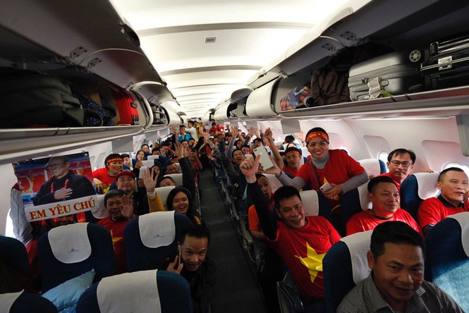 CĐV hào hứng sang Trung Quốc 'tiếp lửa' cho U23 Việt Nam - ảnh 11
