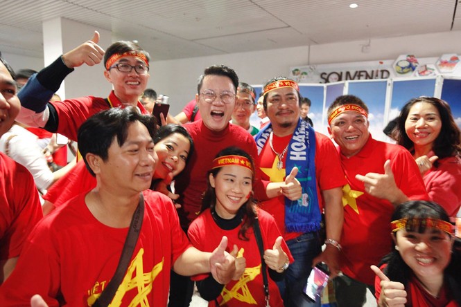 CĐV hào hứng sang Trung Quốc 'tiếp lửa' cho U23 Việt Nam - ảnh 2