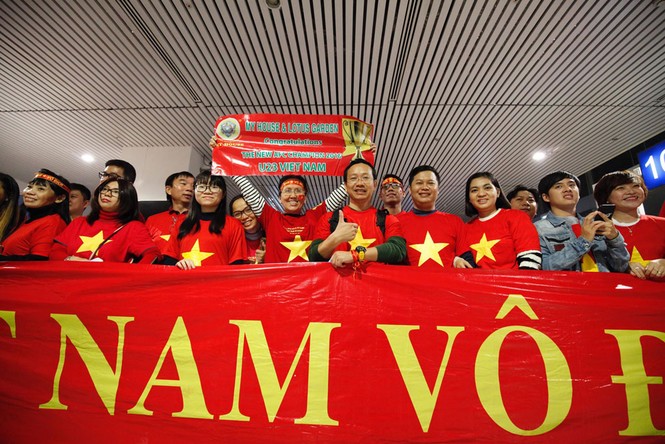 Diễn viên Bình Minh mang băng rôn dài 6m cổ vũ U23 Việt Nam - ảnh 4