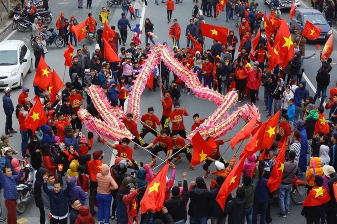 'Dòng sông đỏ' cuồng nhiệt chào đón U23 Việt Nam ở cầu Nhật Tân - ảnh 19