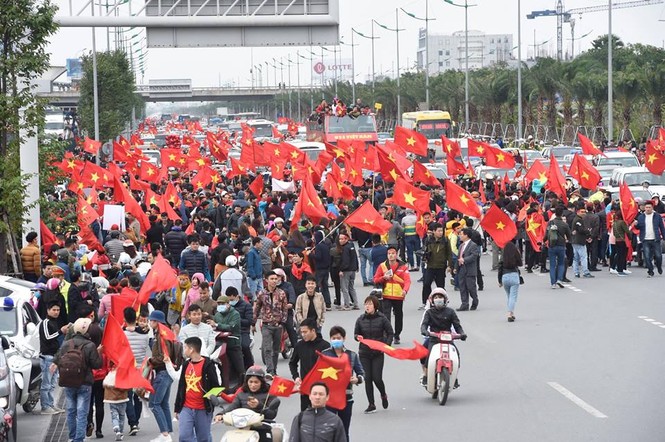 CĐV ùn ùn xuống đường đón các 'chiến binh quả cảm' U23 Việt Nam - ảnh 5