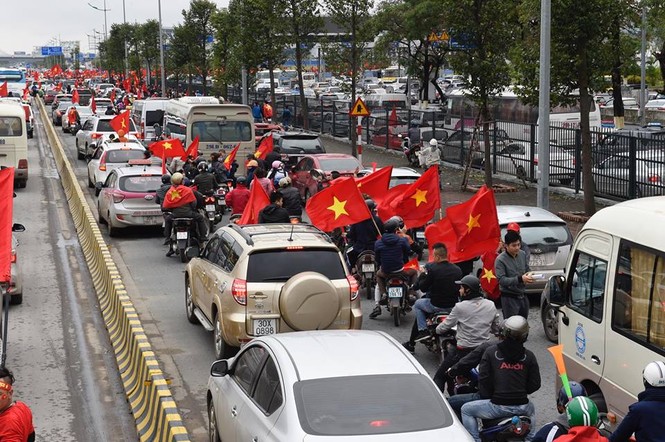 CĐV ùn ùn xuống đường đón các 'chiến binh quả cảm' U23 Việt Nam - ảnh 6