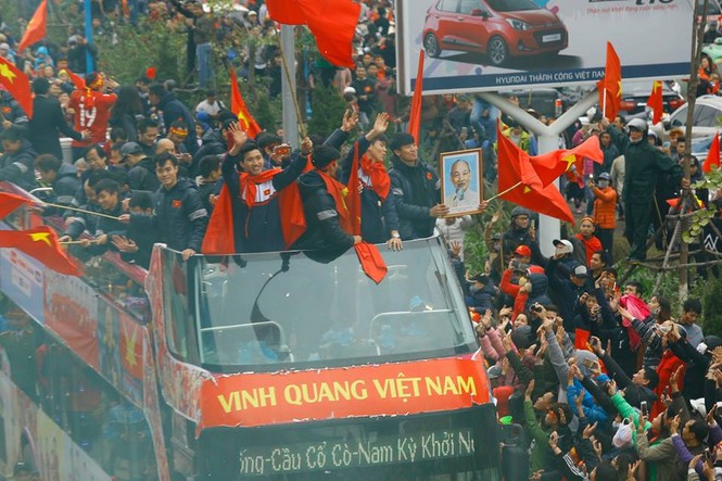 'Dòng sông đỏ' cuồng nhiệt chào đón U23 Việt Nam ở cầu Nhật Tân - ảnh 4