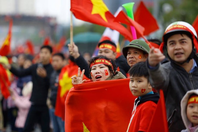 CĐV ùn ùn xuống đường đón các 'chiến binh quả cảm' U23 Việt Nam - ảnh 23