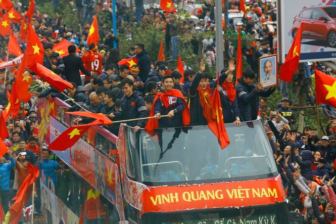'Dòng sông đỏ' cuồng nhiệt chào đón U23 Việt Nam ở cầu Nhật Tân - ảnh 6