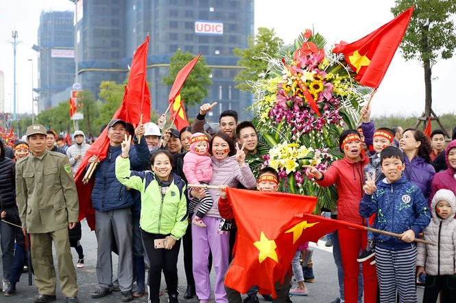 CĐV ùn ùn xuống đường đón các 'chiến binh quả cảm' U23 Việt Nam - ảnh 14