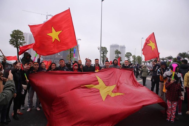 CĐV ùn ùn xuống đường đón các 'chiến binh quả cảm' U23 Việt Nam - ảnh 15