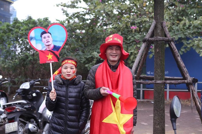 CĐV ùn ùn xuống đường đón các 'chiến binh quả cảm' U23 Việt Nam - ảnh 16