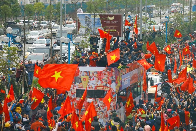 'Dòng sông đỏ' cuồng nhiệt chào đón U23 Việt Nam ở cầu Nhật Tân - ảnh 10
