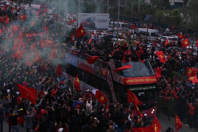'Dòng sông đỏ' cuồng nhiệt chào đón U23 Việt Nam ở cầu Nhật Tân - ảnh 14