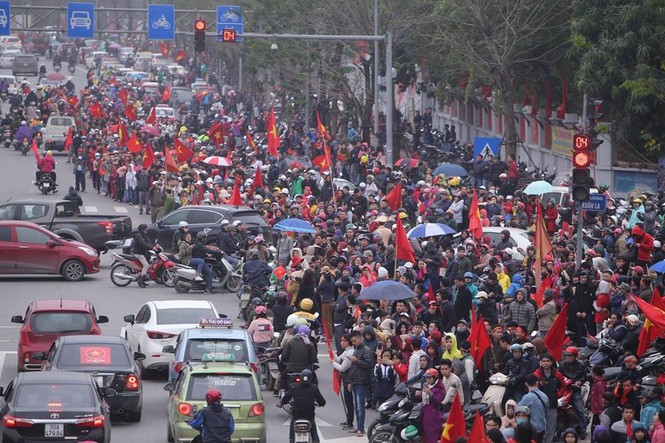 CĐV ùn ùn xuống đường đón các 'chiến binh quả cảm' U23 Việt Nam - ảnh 20