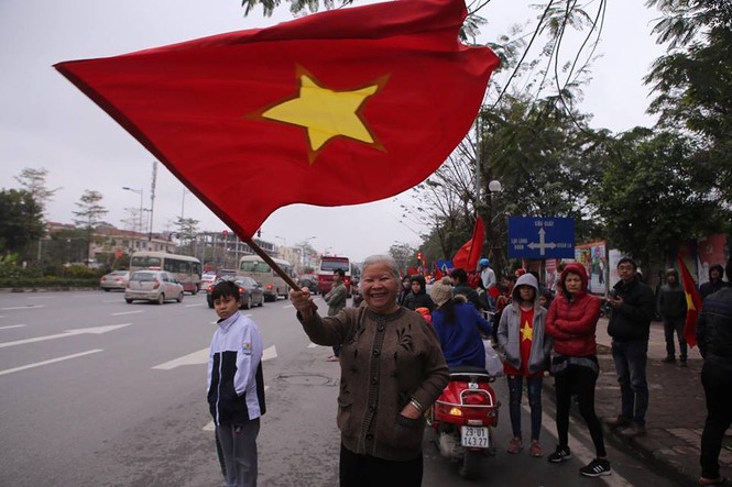 CĐV ùn ùn xuống đường đón các 'chiến binh quả cảm' U23 Việt Nam - ảnh 19