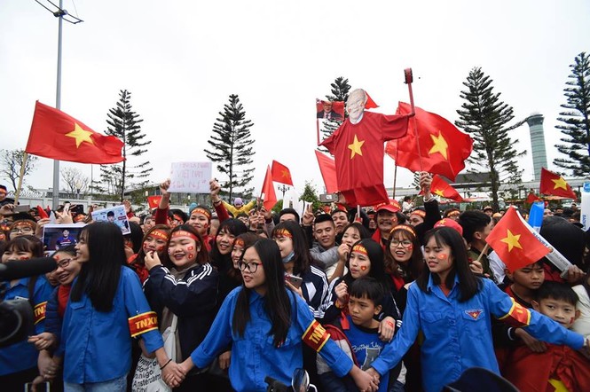 CĐV ùn ùn xuống đường đón các 'chiến binh quả cảm' U23 Việt Nam - ảnh 1