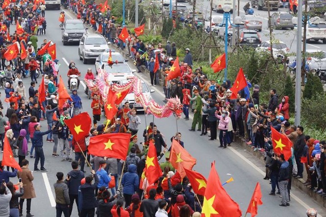 'Dòng sông đỏ' cuồng nhiệt chào đón U23 Việt Nam ở cầu Nhật Tân - ảnh 15
