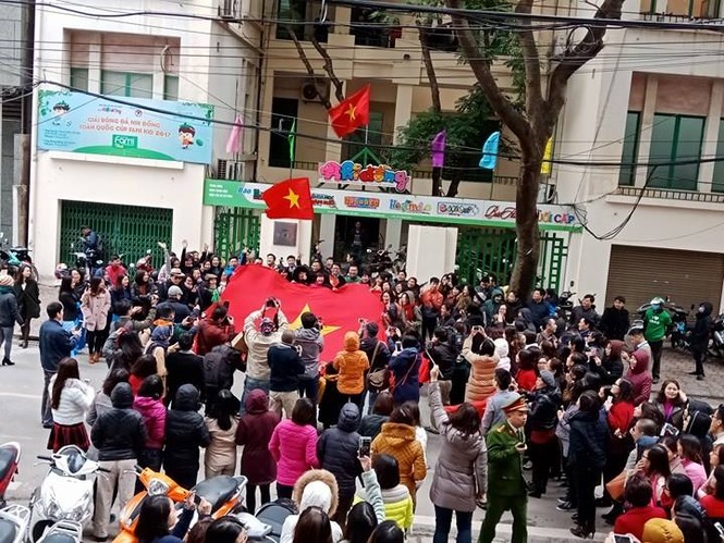 CĐV chờ đón Quang Hải và đồng đội trước tòa soạn báo Tiền Phong - ảnh 29