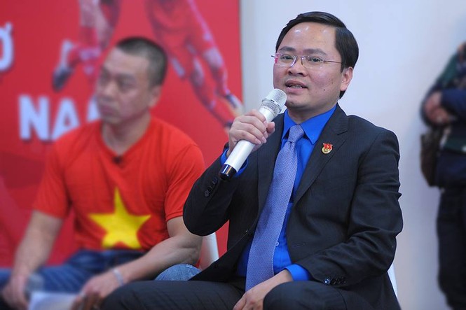 CĐV chờ đón Quang Hải và đồng đội trước tòa soạn báo Tiền Phong - ảnh 10