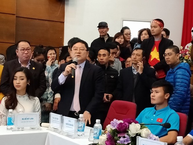 CĐV chờ đón Quang Hải và đồng đội trước tòa soạn báo Tiền Phong - ảnh 20