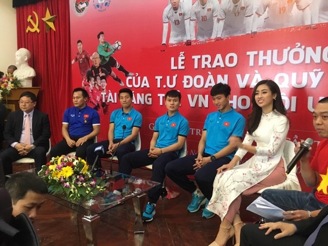 CĐV chờ đón Quang Hải và đồng đội trước tòa soạn báo Tiền Phong - ảnh 16