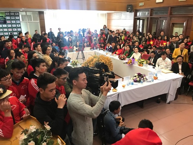 CĐV chờ đón Quang Hải và đồng đội trước tòa soạn báo Tiền Phong - ảnh 13