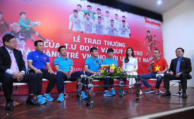 CĐV chờ đón Quang Hải và đồng đội trước tòa soạn báo Tiền Phong - ảnh 18