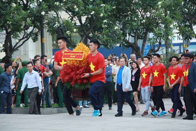 U23 Việt Nam làm lễ dâng hương tại tượng đài Bác Hồ - ảnh 1