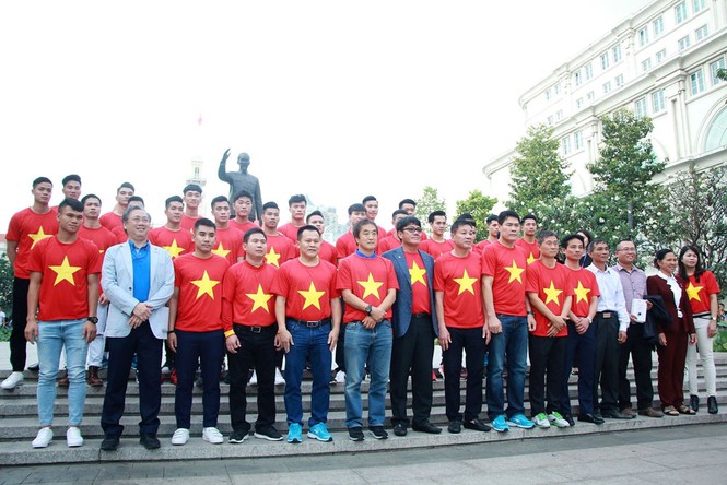 U23 Việt Nam làm lễ dâng hương tại tượng đài Bác Hồ - ảnh 3