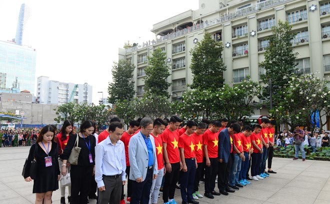 U23 Việt Nam làm lễ dâng hương tại tượng đài Bác Hồ - ảnh 2