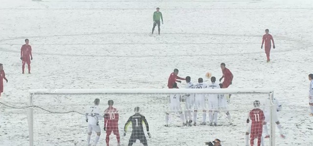 Thủ môn Bùi Tiến Dũng bị thầy 'bắt lỗi' ở giải U23 châu Á - ảnh 2