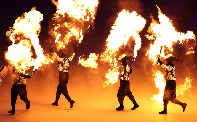 Hai miền Triều Tiên diễu hành dưới một lá cờ tại lễ khai mạc Olympic - ảnh 9